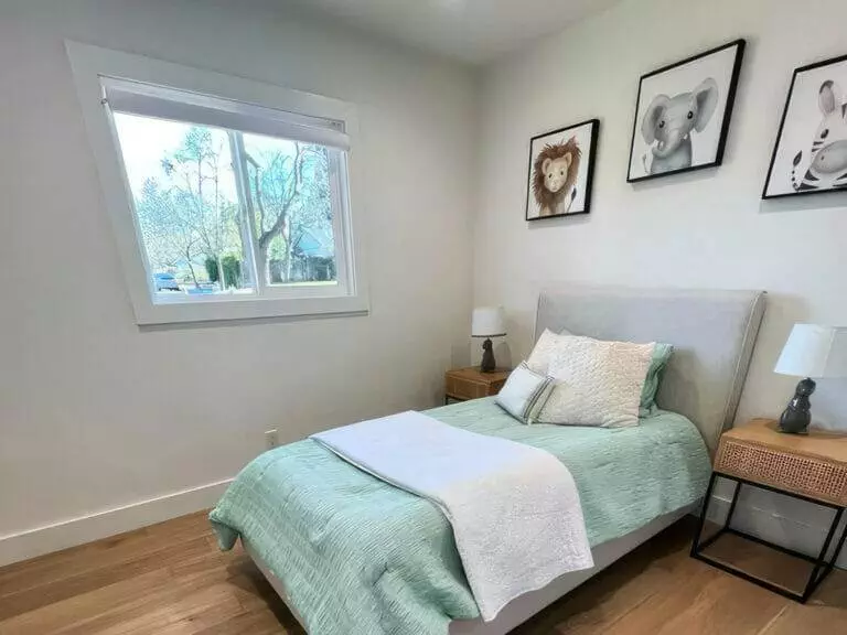 Small bedroom, bed pictures